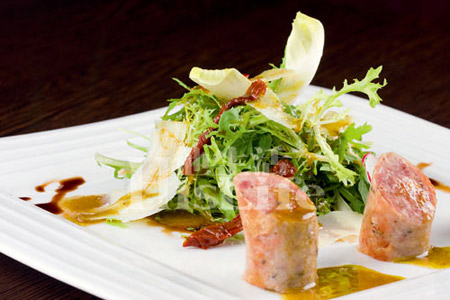 芝麻菜伴苦苣沙拉意大利煎香肠和香醋汁