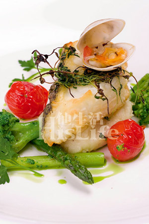 慢烤深海银鳕鱼佐蛤蜊香醋汁搭配小豆蔻土豆泥