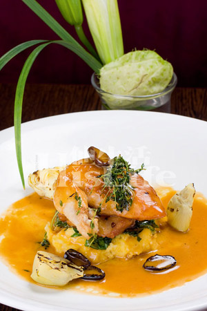 香烤春鸡搭配营养玉米糕煎朝鲜蓟希腊橄榄酱