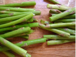 宝宝食谱：芦笋水波蛋