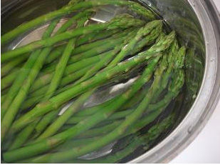 宝宝食谱：芦笋水波蛋