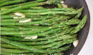 宝宝食谱：芦笋水波蛋