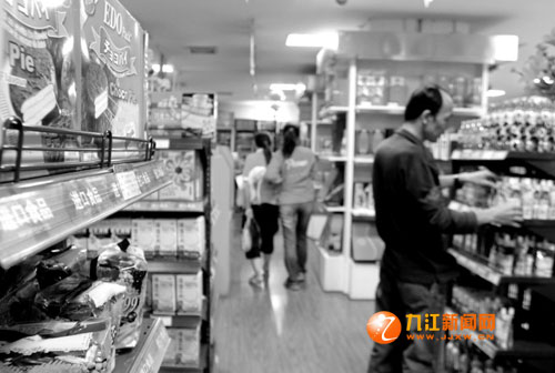 进口食品“俏”浔城 消费群体以年轻人为主