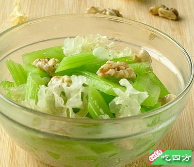 橄榄油美食:木耳核桃拌西芹