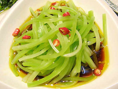 莴笋生吃最好去皮切丝凉拌